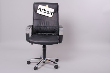 Bürostuhl mit Text Arbeit