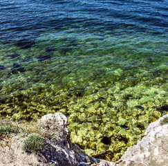 Obraz premium Sea water from bluff and green grass, Crimea.