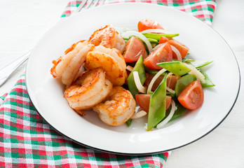 Shrimps (prawns) and snow peas and tomato salad