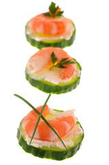 Amuse-bouches concombre crevette et fines herbes