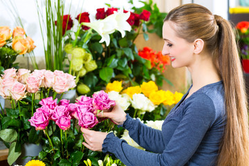 Vrouwelijke bloemist in bloemenwinkel