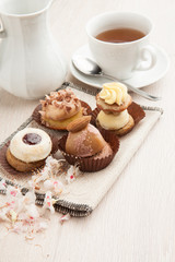 Obraz na płótnie Canvas Pastries with chocolate and cream with tea