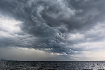 Ein Unwetter an der Ostseeküste.
