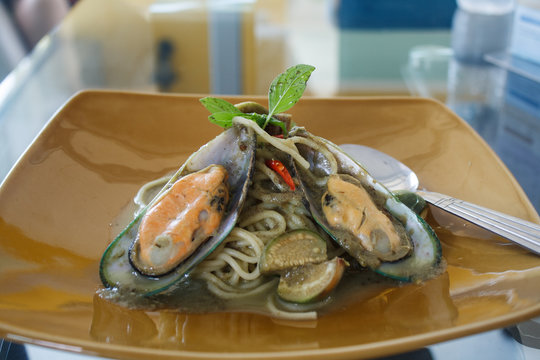 Spaghetti and mussels