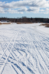 Fototapeta na wymiar Ski run on frosty river in the winter time