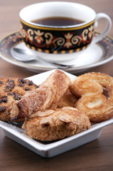 tasse de thé avec des pâtisseries