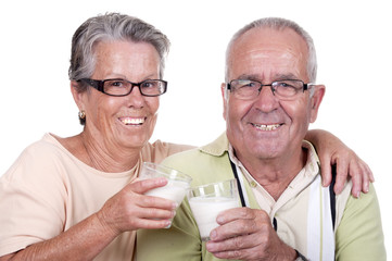 Couple âgé heureux en train de boire un verre de lait.