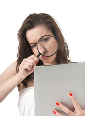 Frau mit digital tablet und Lupe