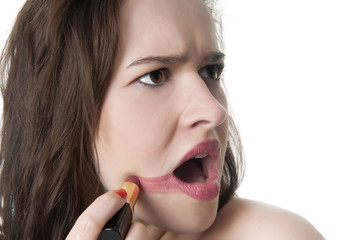 ungeschickte Frau mit Lippenstift