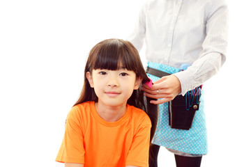 ヘアケアをする女の子