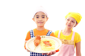 料理を楽しむ親子