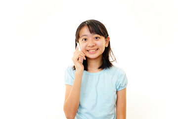 スマートフォンを持つ女の子