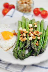 Grüner Spargel mit Ei