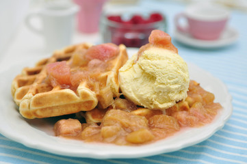 Waffeln mit Vanille Eis und Rhabarber Kompott