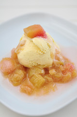 Vanilleeis mit Rhabarber Kompott