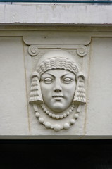 Visage de femme sculpté sur façade de pierre