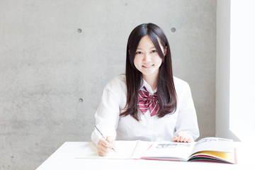 勉強する女の子