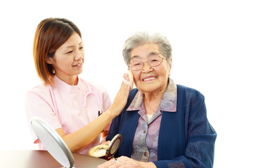 笑顔の高齢者と看護師