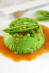 Erbspüree mit brauner Sauce