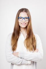 Femme souriante à lunettes bras croisés