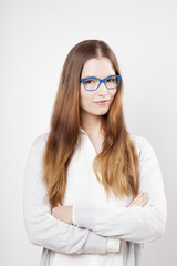 Femmes &agrave; lunettes bleues bras crois&eacute;s