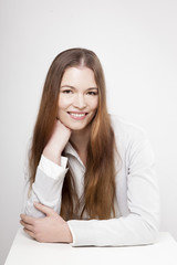 Femme souriante accoud&eacute;e