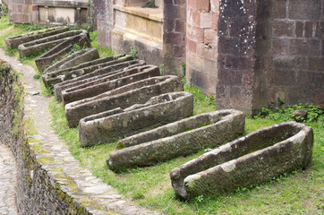 Anciens sarcophages autour de l'église de Conques