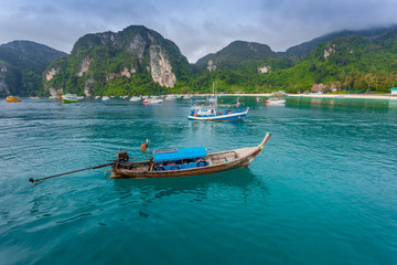 Fototapeta na wymiar Tajski łodzi na wyspie Phi Phi