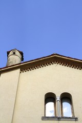 casa con comignolo e finestre