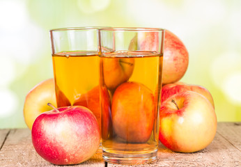 apple juice on a wooden surface