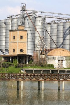 fabbrica sul fiume