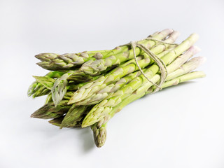 Grüner Spargel Freisteller liegend