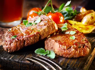 Door stickers Dining Room Succulent fillet steak and roast vegetables