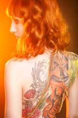 Девушка с татуировкой на спине 3