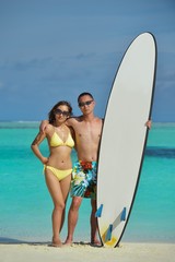 Obraz premium happy young couple enjoying summer on beach