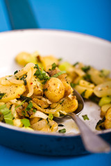 Bratkartoffeln in blauer Emaillepfanne