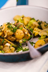 Bratkartoffeln in blauer Emaillepfanne