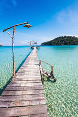 Obraz premium Old wooden pier in the sea