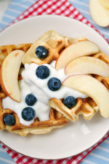 Vollkorn Waffeln mit Joghurt und Obst