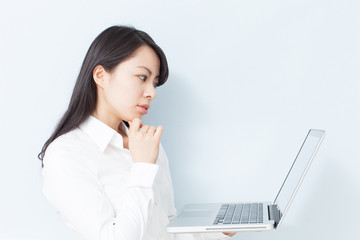 ノートパソコンを使う女性