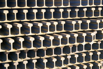 Obraz premium profilansicht von eisenbahnschienen gestapelt