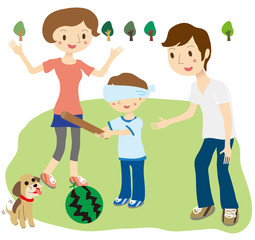 スイカ割りをする親子