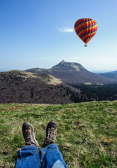 Obraz premium Montgolfière Randonneur et Puy de Dôme