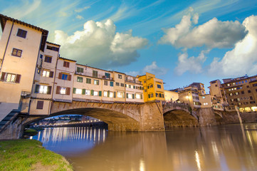 Fototapeta na wymiar Florence, Italy. Wspaniały zachód słońca nad Magnificent Ponte Vecchi