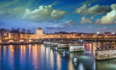 Fototapeta na wymiar Piękne kolory zachód od Paryża i Sekwany