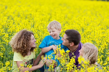 glückliche familie hat spaß in der natur