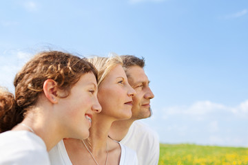 glückliche familie im sommer © contrastwerkstatt