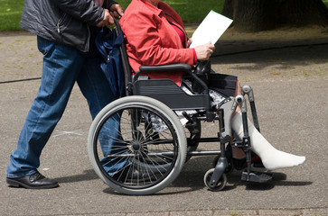 Obraz na płótnie Canvas Kobieta na wózku inwalidzkim