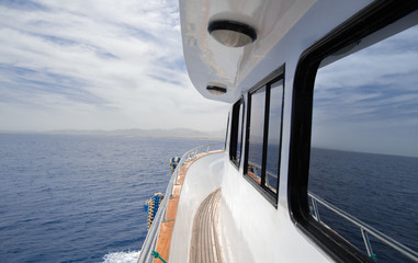 Obraz na płótnie Canvas Jacht w morzu