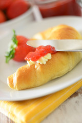 Croissants mit Erdbeermarmelade
